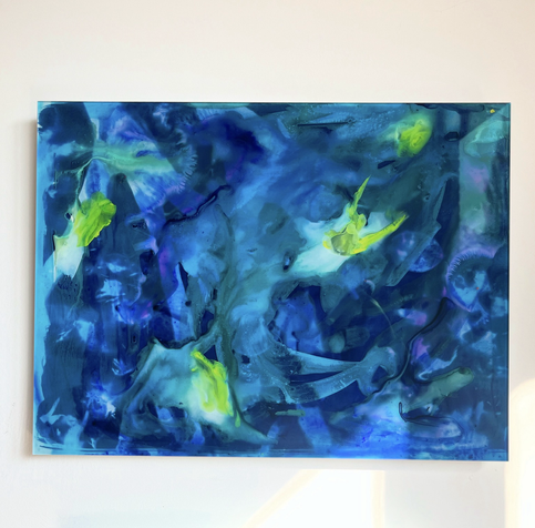 Te zien is een abstracte aquarel maar het verwijst wel naar bloemen. De aquarel is geschilderd op een glasplaat. 