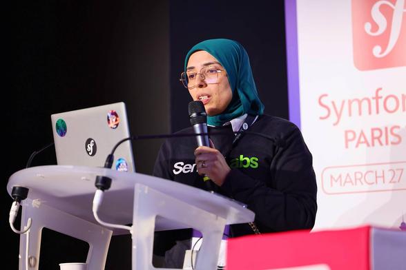 Imen Ezzine de SensioLabs sur scène à SymfonyLive Paris 2025