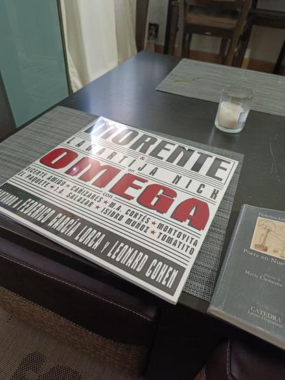 Portada de vinilo del trabajo del gran maestro Enrique Morente y Lagartija Nick, llamado Omega, Cantando a Federico García Lorca y Leonard Cohen.

En vinilo 😍😍😍 love it!!
