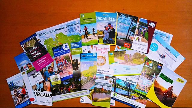 Zahlreiche Radkarten und Infoflyer aufgefächert zur Übersicht