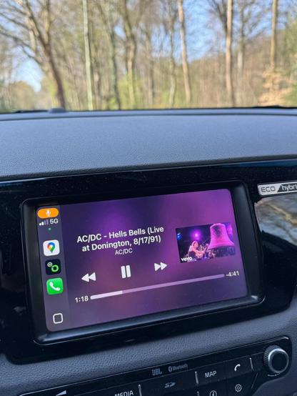 Autofahrt durch den Wald, Soundtrack: AC/DC – Hells Bells (Live at Donington). Perfekte Kombination aus Natur und Rock'n'Roll!