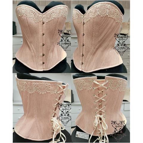 Corset entièrement cordé Atelier Sylphe. Pour le rôle de ISOBELLE (Astrid Roos) Série TV Winter Palace, présenté sur mannequin.