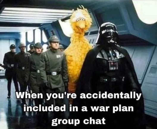  In einer Szene aus Star Wars steht Darth Vader mit mehreren uniformierten Offizieren auf einem Raumschiff-Flur. Direkt hinter ihm befindet sich überraschend Big Bird, eine große gelbe Vogel-Figur aus der Kindersendung „Sesamstraße“, die mit seinem bunten und freundlichen Aussehen stark aus dem düsteren Umfeld heraussticht. Darunter steht der humorvolle Text: „When you're accidentally included in a war plan group chat“ (deutsch: „Wenn du aus Versehen in einen Gruppenchat für Kriegspläne aufgenommen wirst“).