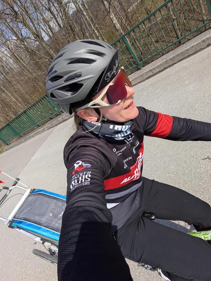 Ich auf dem Mountainbike mit Kinder-Fahrradanhänger hinten dran.