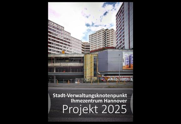 Das Ihme-Zentrum, Hannover. Hinten Hochhäuser vor wolkigem Himmel. Mitte könnte ein verfallenes Parkhaus sein. Rissiger Beton, alles sieht verkommen und kaputt aus. Vordergrund Straße. Text, unten: "Stadt-Verwaltungsknotenpunkt Ihmezentrum Hannover, Projekt 2025".
Scheinbar der Titel eines umfassenden Projektplans.​​