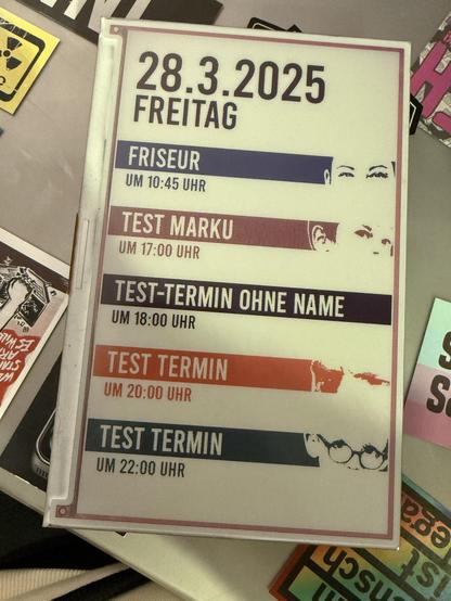 E-Ink-Display zeigt Test-Daten an