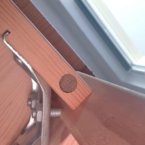 Całkowicie wypełniona dziura w stole. Pszczoła powiedziała "my work here is done" i zostawiła nam dzieciaka na zimę. W STOLE Z IKEI.