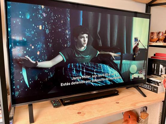 imagen del inicio de la serie adolescence en donde se ve al personaje con un cuchillo simbolico