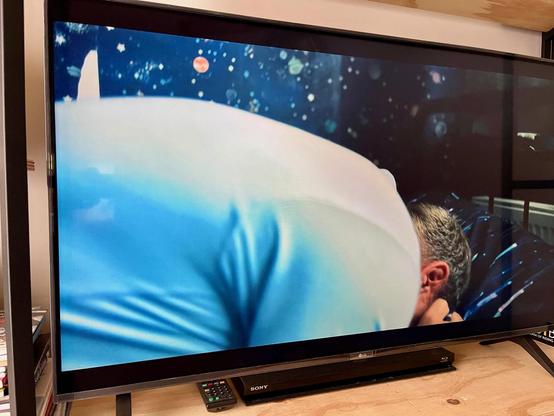 Final de la serie adolescence donde se ve ese cuchillo sombolico clavado en el padre, reflejando su dolor profundo