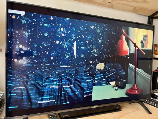 El simple detalle del papel tapiz de la recamara del personaje usado como cuchillo metaforico