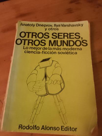 Portada de un libro llamado "Otros seres , otros mundos : Lo mejor de la más moderna ciencia-ficción soviética" Anatoly Dneprov , Ilya Varshavaky y otros