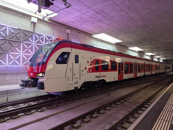 Flirt EVO garé en gare de Le Châble