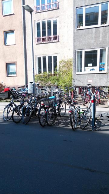 Viele Fahrräder vorm ADFC Infoladen
