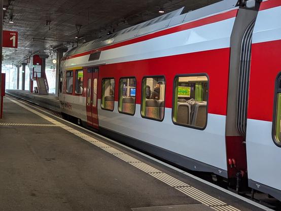 Voiture de tête NINA au quai 1 de la gare de Le Châble