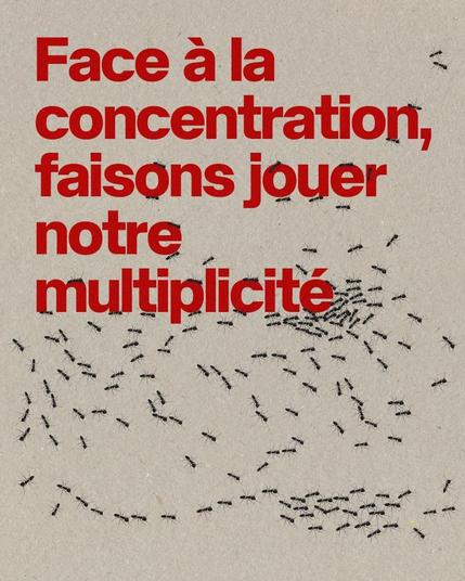 Sur le même fond imitant un papier gris, et avec encore des
fourmis, on lit cette fois, en rouge : « Face à la concentration,
faisons jouer notre multiplicité ».