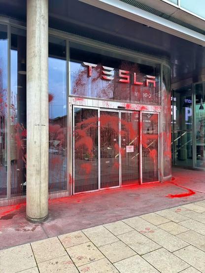De la peinture rouge a été projetée sur la vitrine de l'enseigne.