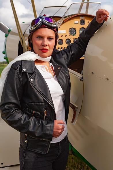 frau flugzeug doppeldecker