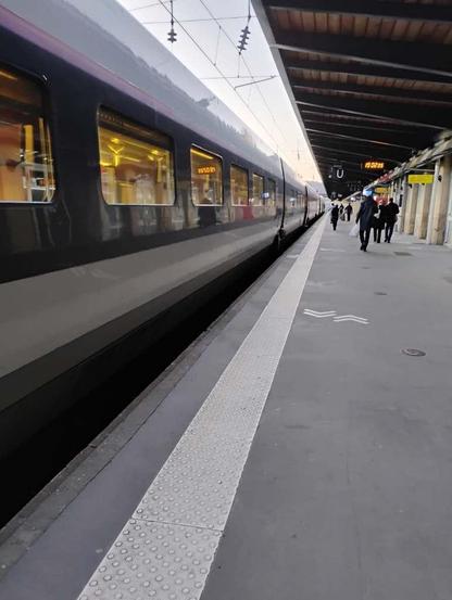 Train qui va partir loin d'elle