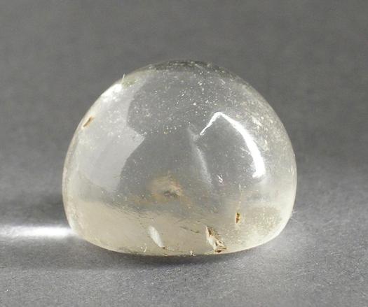 Esfera truncada de cuarzo pulido. Es translúcida y blanquecina.