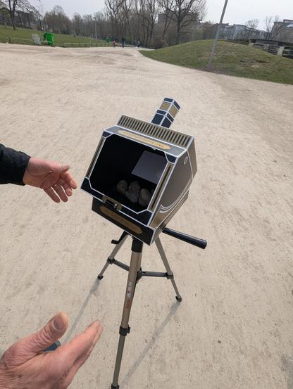 Foto vom "Solar Projector", einer kleinen Camera Obscura mit Spiegeln in einer Pappbox.