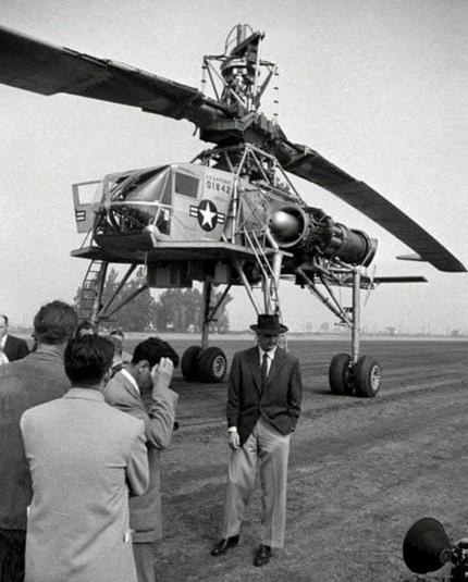 Helicóptero con hélices enormes, tanto largas como anchas. Se sostiene sobre cuatro altas patas con ruedas. Se sube con una escalera.