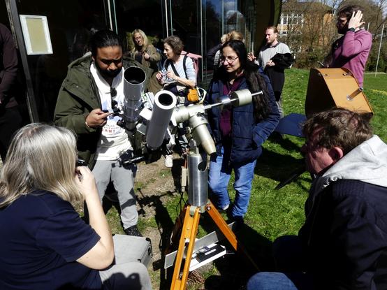 Beobachter vor dem Bochumer Planetarium