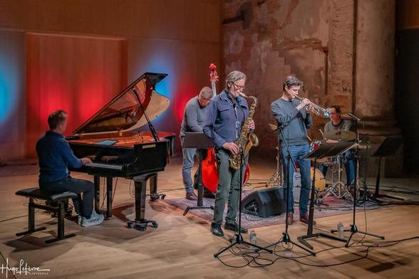 Brussels New-York 5tet groepsfoto John Snauwaert saxofoon Fabien Mary trompet Marcos Varela contrabas Bas Bulteel piano Lieven Venken drums