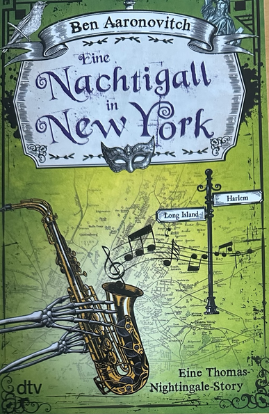 Gezeichneter Ausschnitt des Stadtplans von New York, in der linken unteren Ecke ein Saxophon gehalten von Skeletthänden, rechts ein viktorianischer Wegweiser 