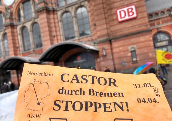 Castor durch Bremen stoppen! Schriftzug vor Gebäude des Bremer Hbf.