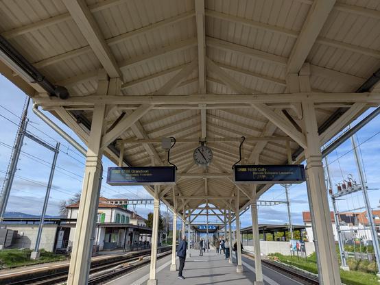 Les quais 2 et 3 de la gare de Chavornay, avec un toit en bois peint en blanc.