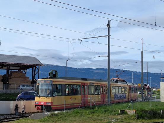 Zoom sur le train jaune et rouge de Travys en gare de Chavornay