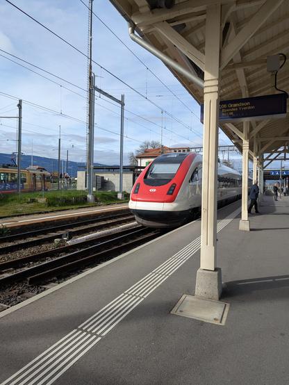 Un ICN pour Zurich traverse la gare de Chavornay à 160km/h
