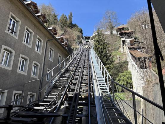 Foto aus einer Standseilbahn mit Blick zur höher gelegenen Station.