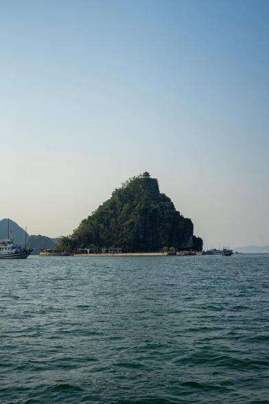 Isla de Ti Top de la Bahía de Ha Long. Tiene una construcción en la punta a la que se puede subir andando.