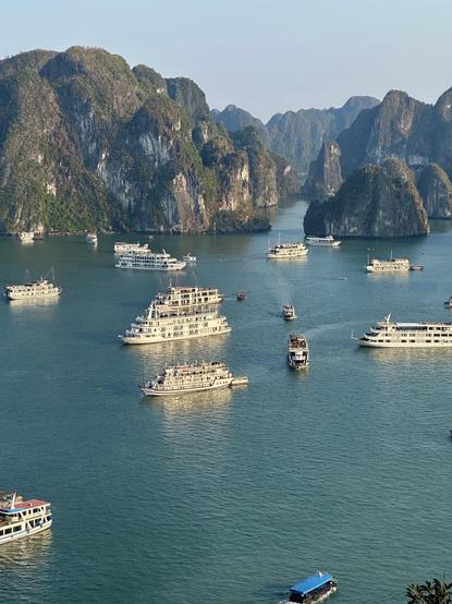 Barcos de turistas amarrados en la Bahía de Ha Long. Vista desde la cima de la isla Ti Top.
