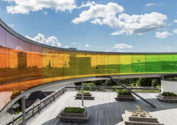 Regenbogenfarbener Rundlauf aus Glas hoch oben auf dem Museum ARoS in Aarhus. 