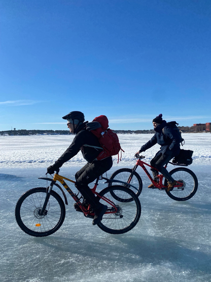 Cykling på Luleå isbana. 