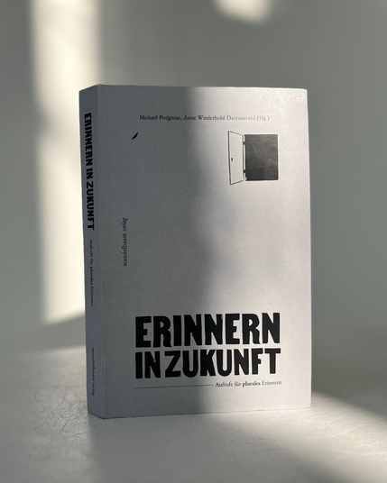 Cover des Buchs Erinnern in Zukunft – Aufrufe für plurales Erinnern. Gestaltung: Edda Thürriedl & Mikal Maldoror. Aufnahme mit Licht und Schatten.