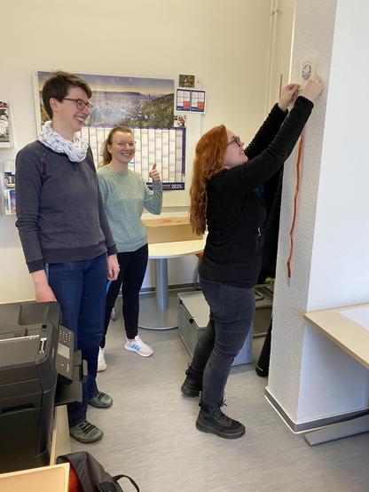Picture: A. Hädrich; Members of the CRC AquaDiva hanging up the countdown.