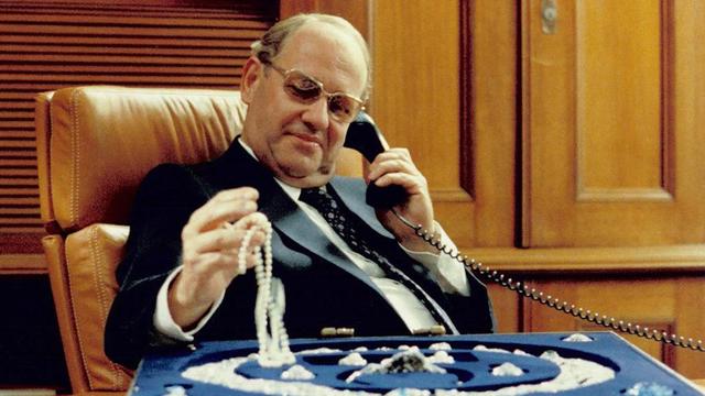 Bild på karaktären Jakob Morgan Rockefeller Wall-Enberg Jr. från Jönssonligan-filmerna. Spelades av framlidne skådespelaren Per Grundén.