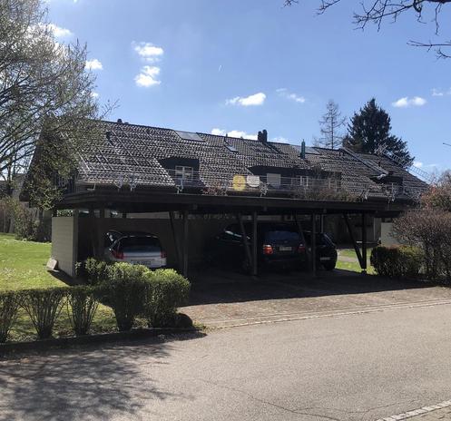 Auf einer Garage wird eine Solaranlage gebaut.