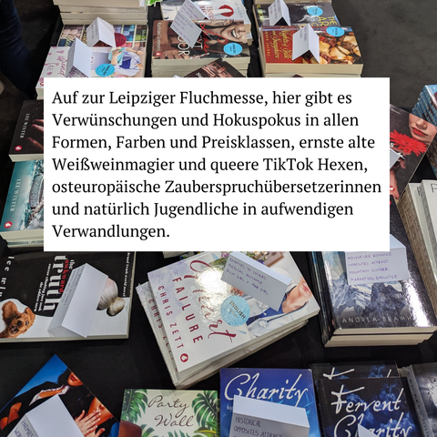 Auf zur Leipziger Fluchmesse, hier gibt es Verwünschungen und Hokuspokus in allen Formen, Farben und Preisklassen, ernste alte Weißweinmagier und queere TikTok Hexen, osteuropäische Zauberspruchübersetzerinnen und natürlich Jugendliche in aufwendigen Verwandlungen.