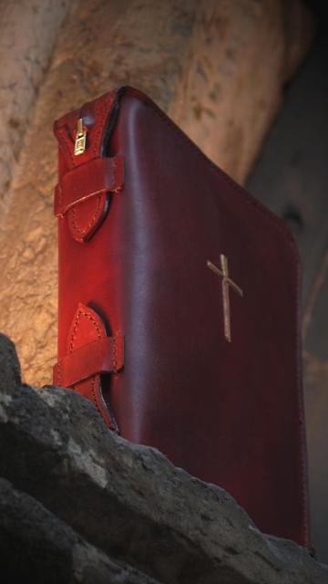 This photo shows how the ends of the zipper (nicely embbedded into leather straps) are tucked away on the back side of the bookcovers. 