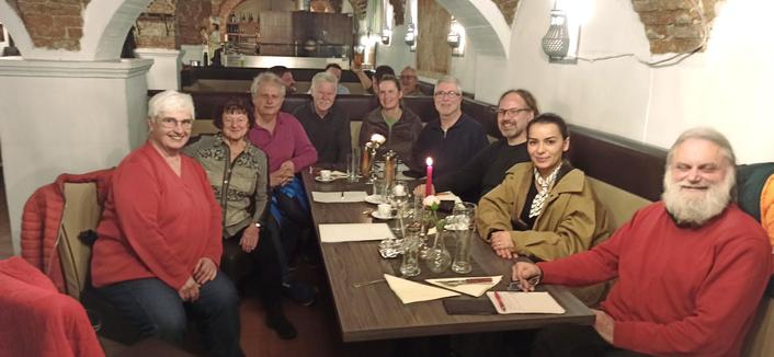 Nein ÖDP-Mitglieder rund um einen Tisch in Richtung des fotografierenden blickend. 