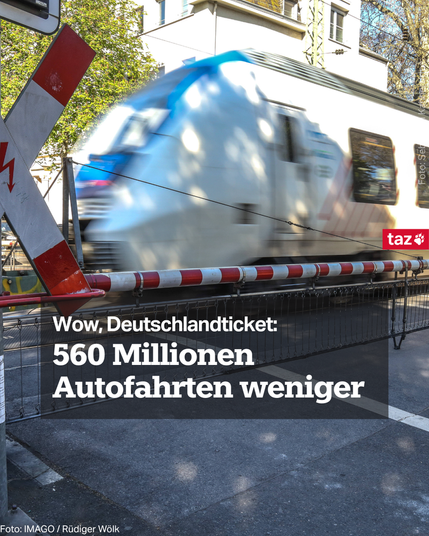 Ein Bahnübergang, die Schranke ist unten, ein Zug rauscht vorbei. Beschriftung: Wow, Deutschlandticket: 560 Millionen Autofahrten weniger