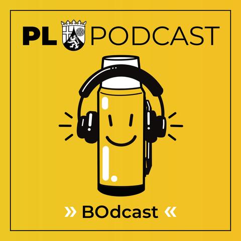 PL Podcast mit Landeswappen als Überschrift, darunter eine Thermoskanne mit lächelndem Gesicht und Kopfhörern und der Titel BOdcast