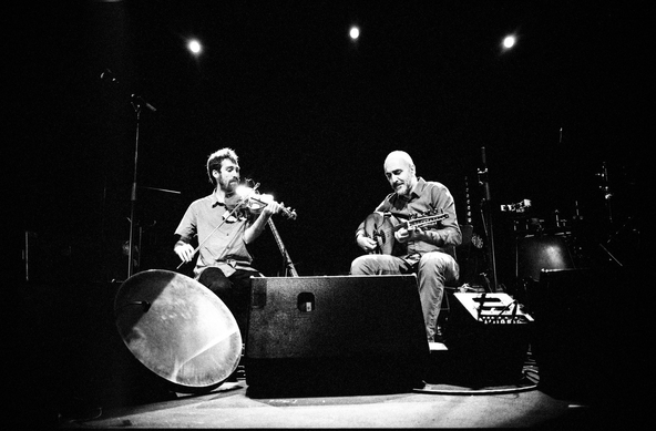 Mehtap aka Lior Blindermann and Ruben Tenenbaum playing oud and violin in a live concert.