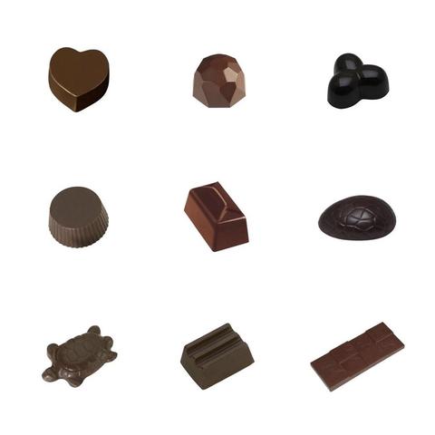 Foto af 9 forskellige små støbte chokolader – bl.a. en skildpadde, 3 nødder, et hjerte og et krakeleret påskeæg.