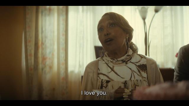 Extrait de la série où l'on voit l'actrice Telma Hopkins assise autour d'une table dire 'I love you' (je t'aime) à un autre personnage qu'on ne voit pas. 