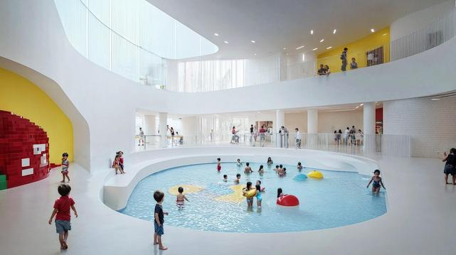 Aquatic kindergartens, playful and pedagogical innovation
A universe of exploration, where water becomes a medium for exercise, socialisation and imaginative stimulation.